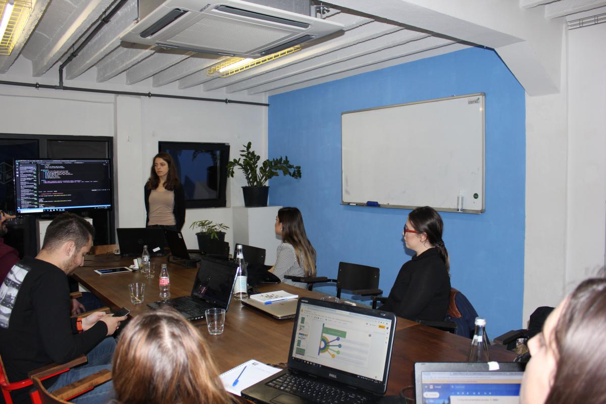 Woman presenting a QA strategy during a workshop